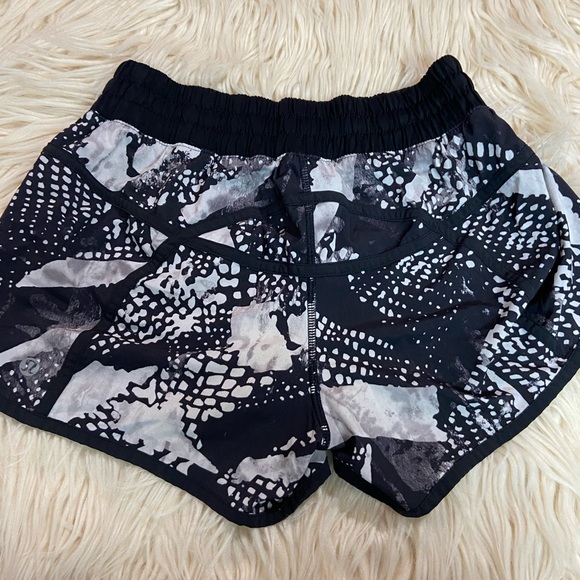 LuluLemon Tracker Short Static Mist Print size 6 - Picture 3 of 7